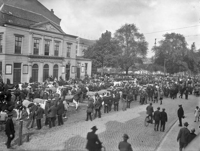 41463 Gezicht op de veemarkt op het Vredenburg te Utrecht; links een gedeelte van de voorgevel van de stadsschouwburg ...